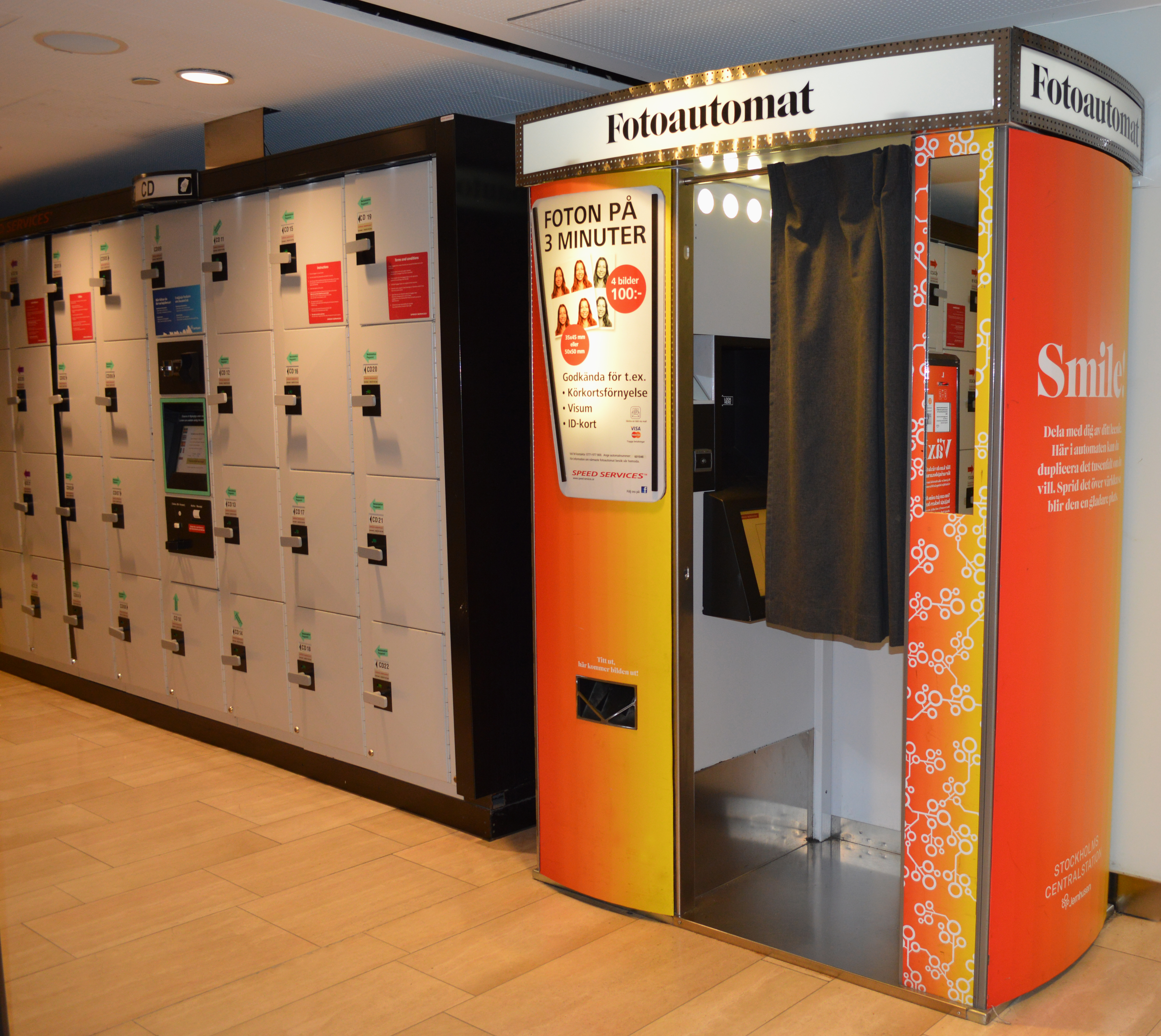 Förvaringsboxar och fotoautomat på Stockholm Central nedre hall